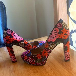 SALE! Amazing Embroidered Colorful Heels NEW!